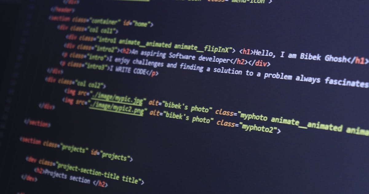 Kod na ekranu — razvoj i dizajn web stranice