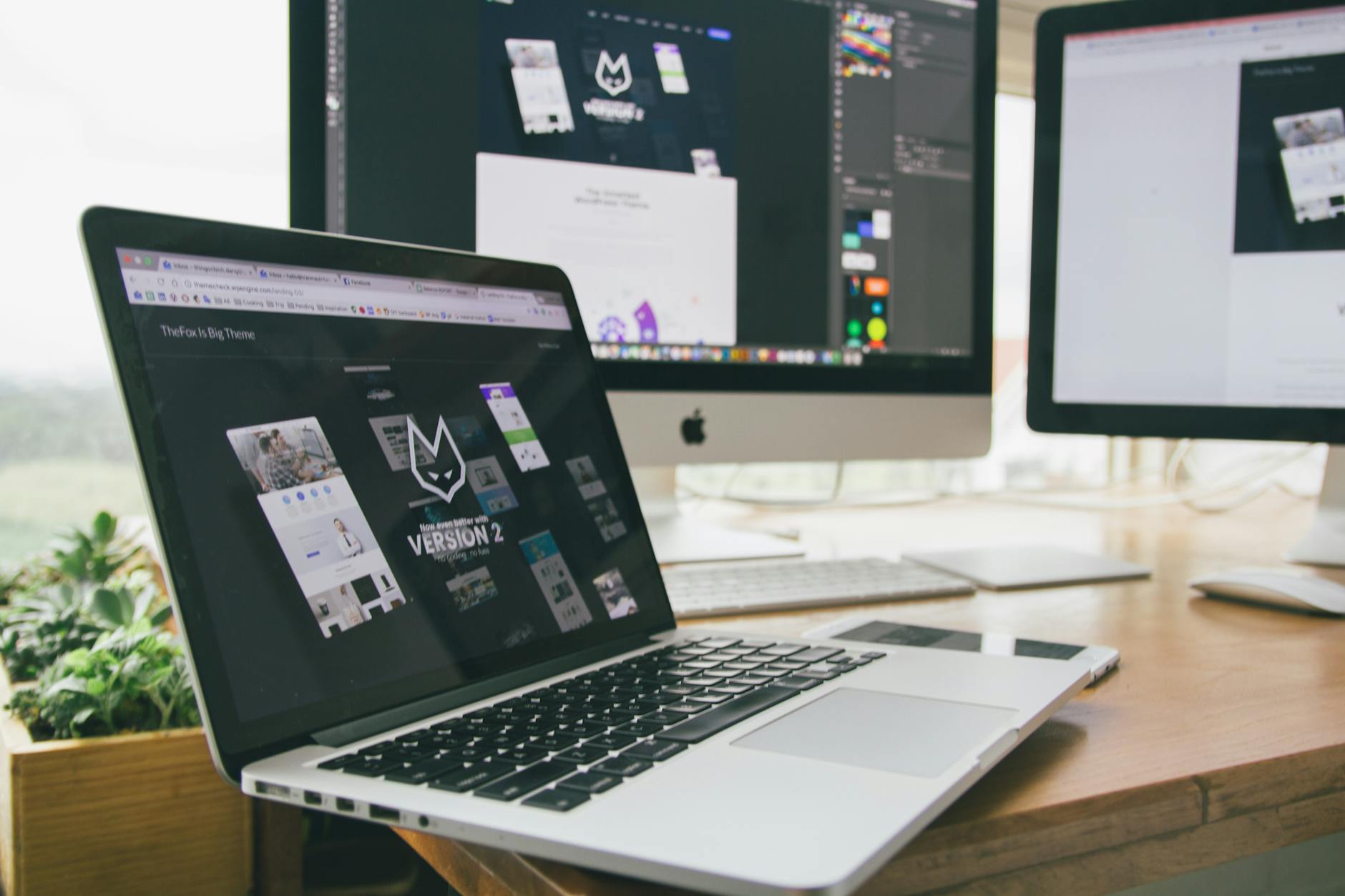 Laptop na radnom stolu — izrada web stranice za obrt i pregled cijene