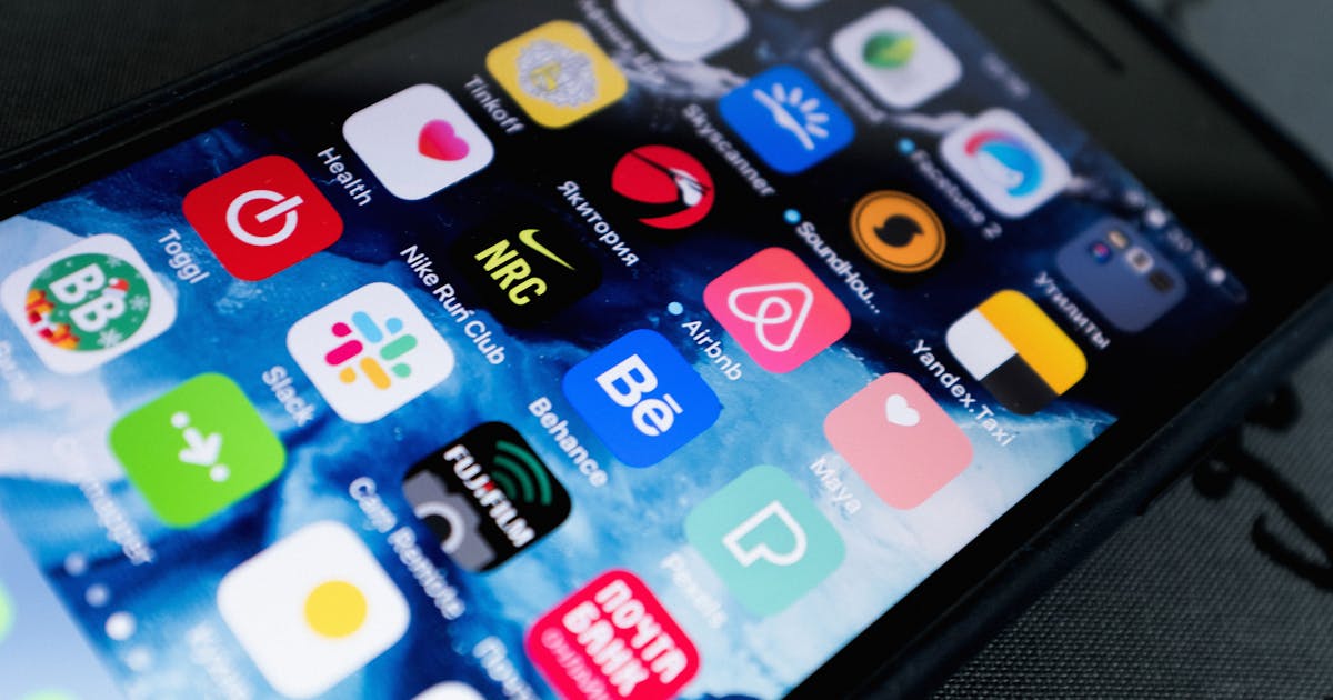 Pametni telefon s poslovnom aplikacijom za obrtnike