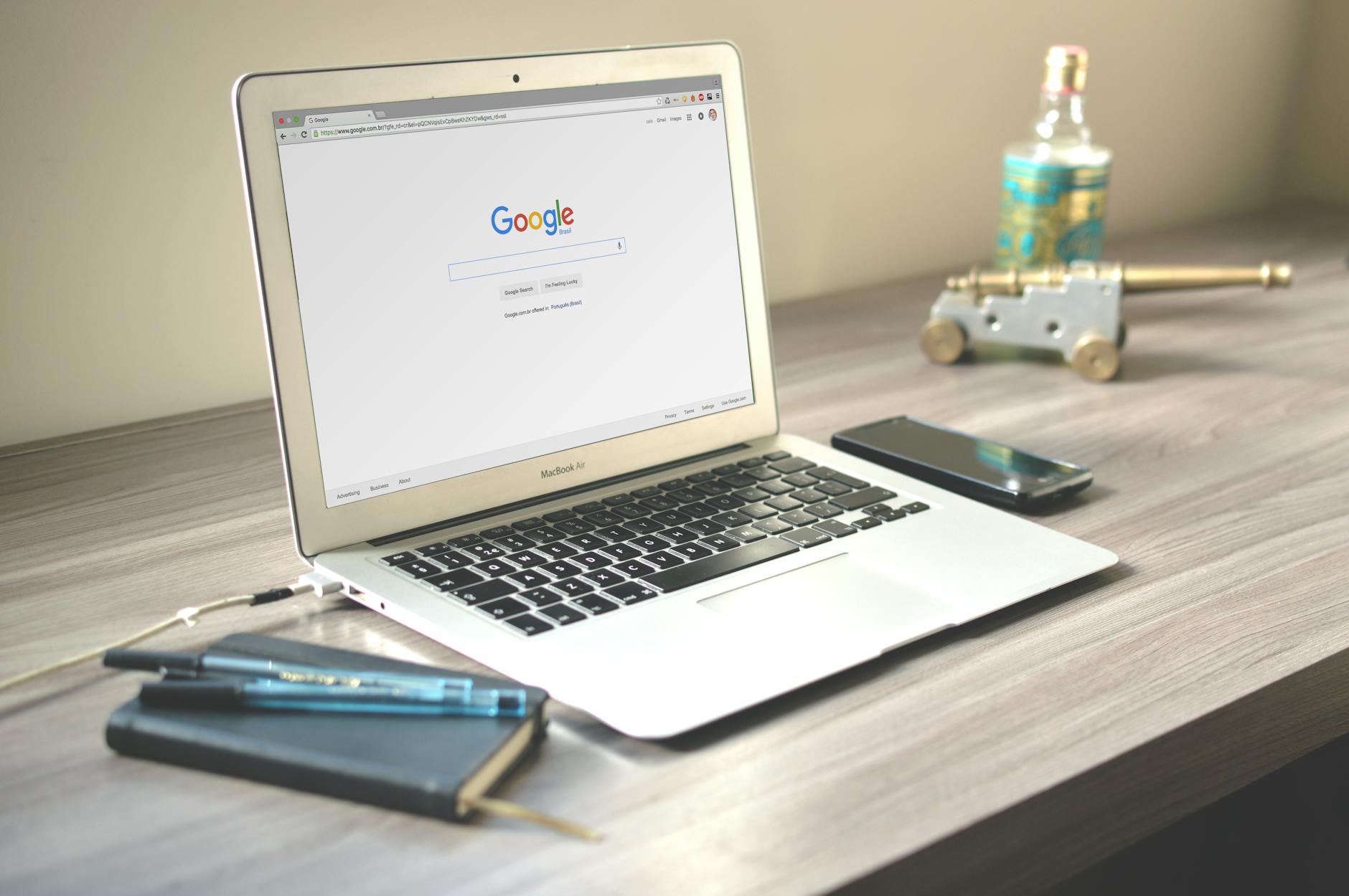 Laptop s Google Analytics prikazom — SEO optimizacija web stranice za obrtnike