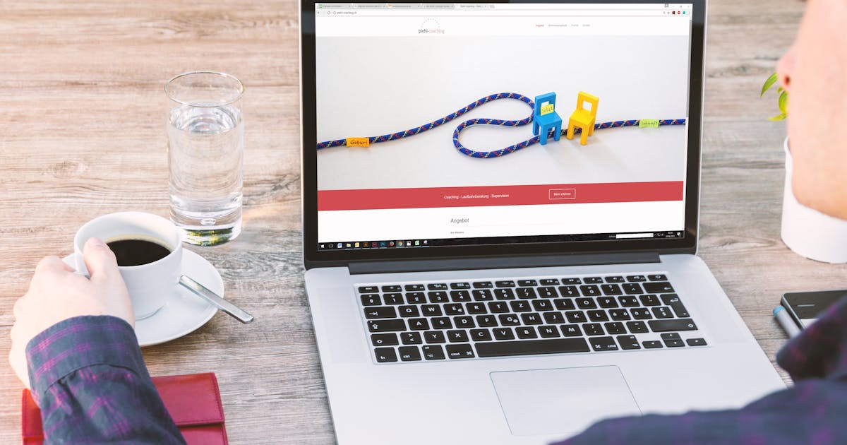 Laptop na radnom stolu — priprema web stranice za obrt